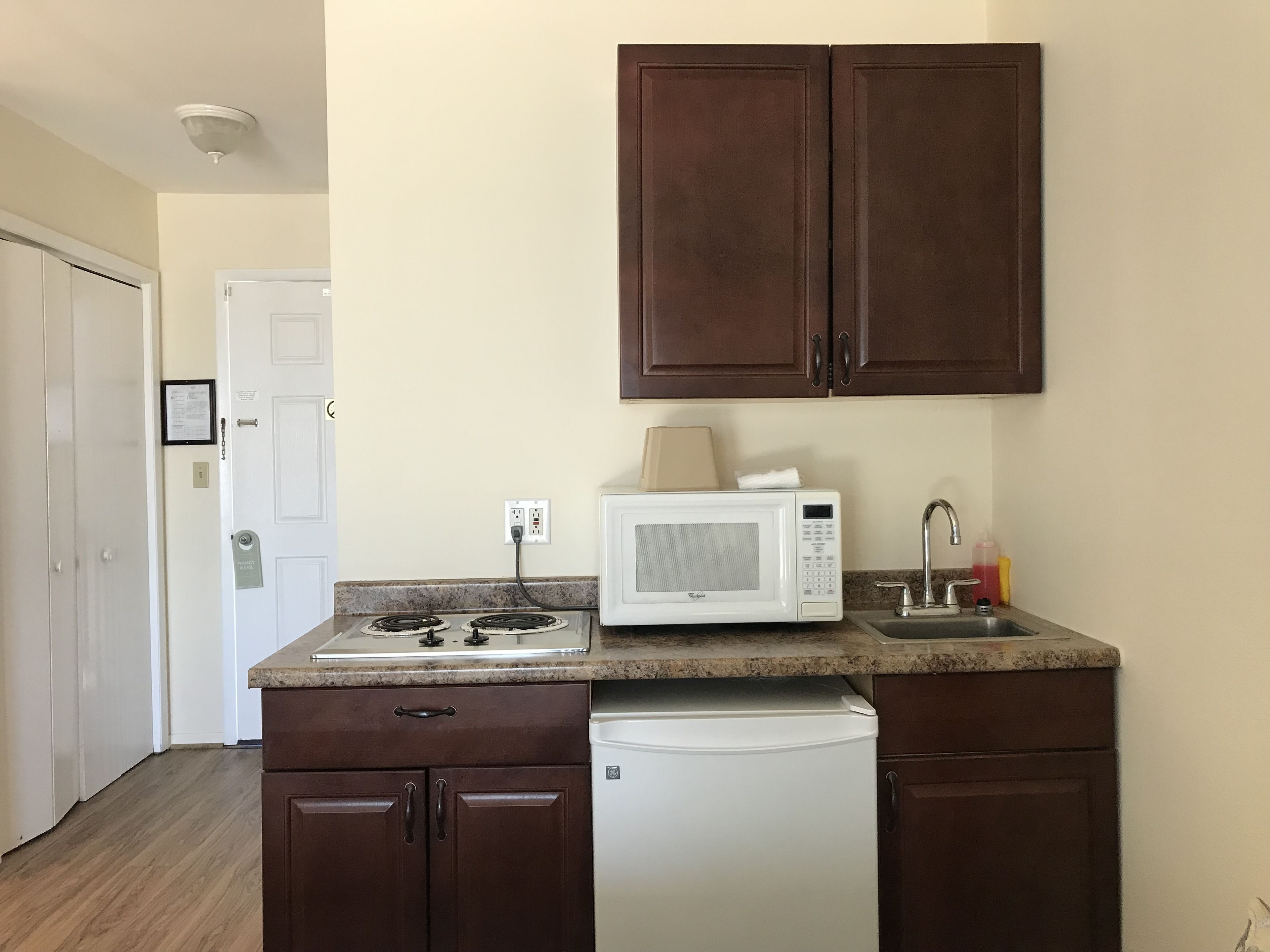 Mini réfrigérateur, micro-ondes, cafetière/bouilloire, grille-pain