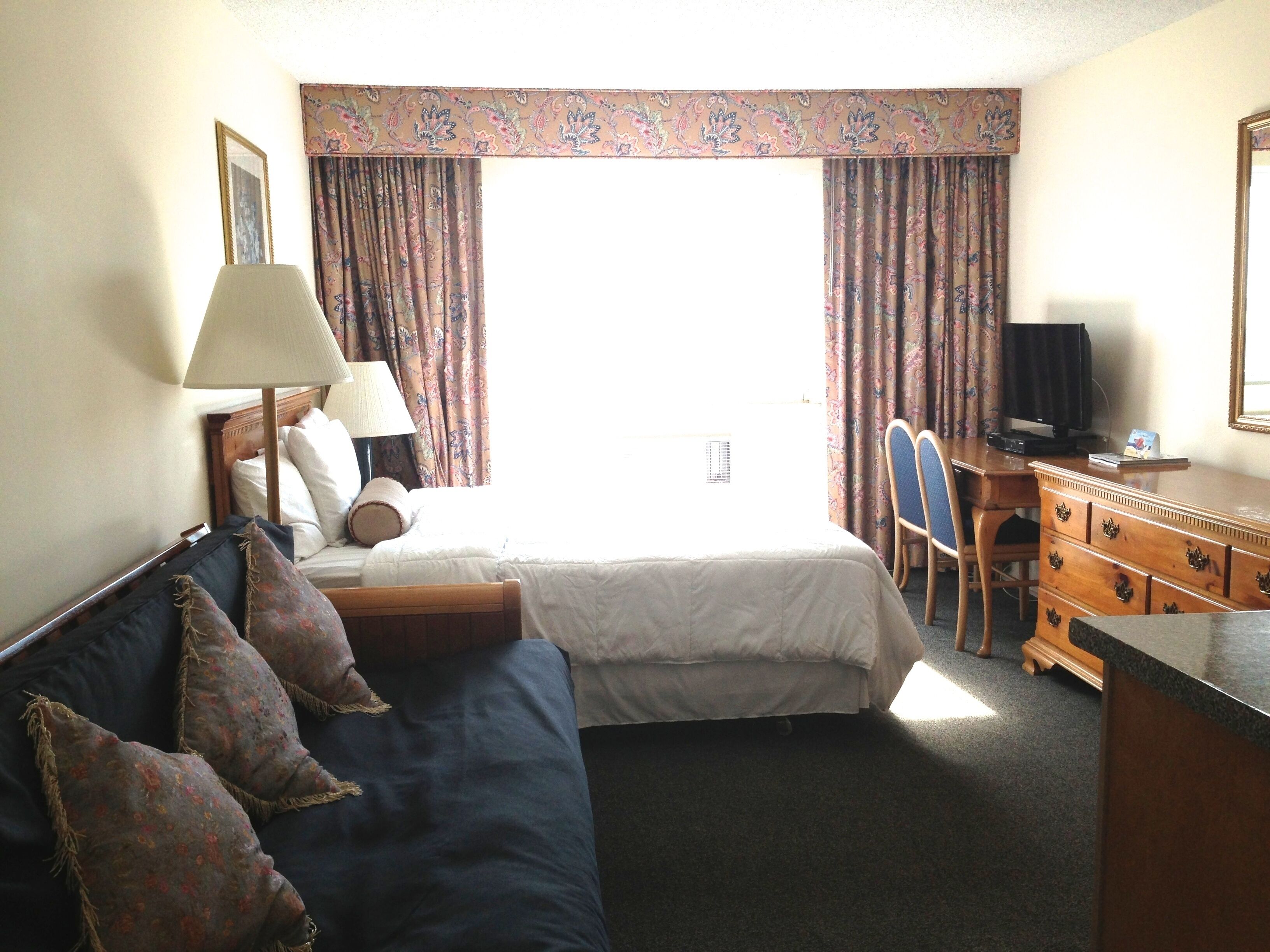 Bureau, espace de travail pour ordinateur portable, rideaux occultants