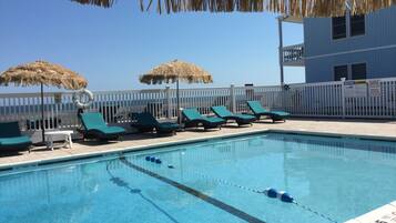 Alberca al aire libre por temporada y sombrillas en la alberca