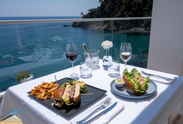 2 restaurants; breakfast, lunch, dinner and brunch served 
