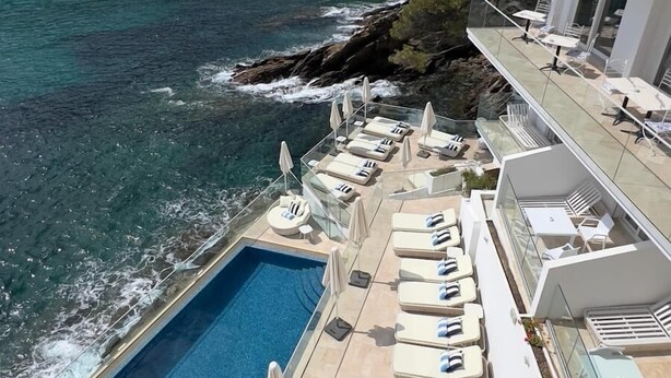 A rooftop pool area with lounge chairs and a view of the sea. - Hôtel La Calanque (Cavalaire-sur-Mer)