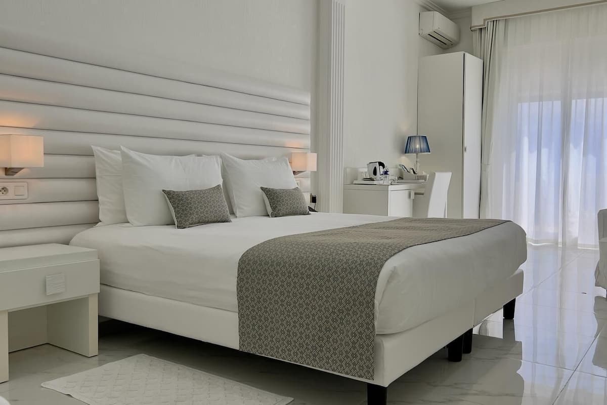 1 dormitorio, minibar, caja fuerte y escritorio
