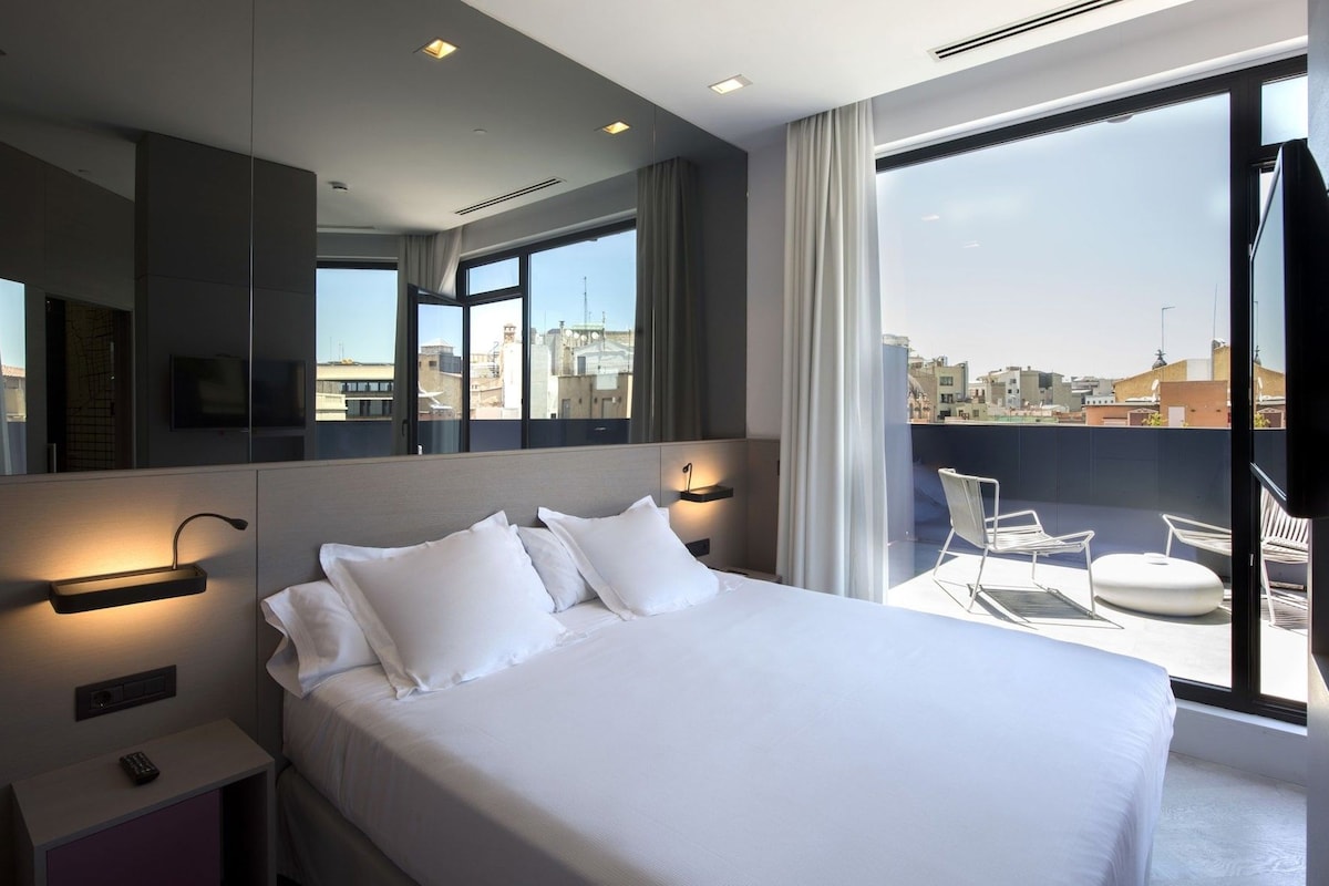 Minibar, in-room safe, desk, blackout drapes