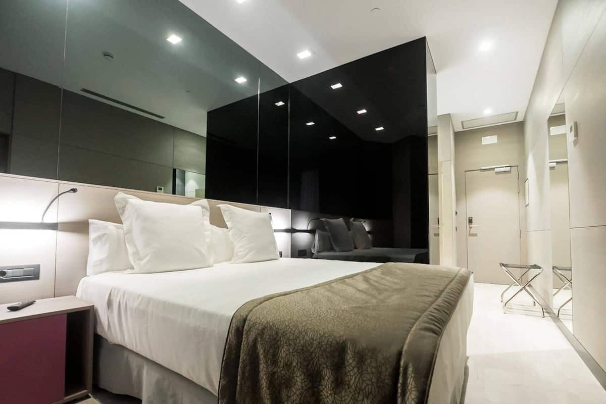 Minibar, caja de seguridad en la habitación y escritorio