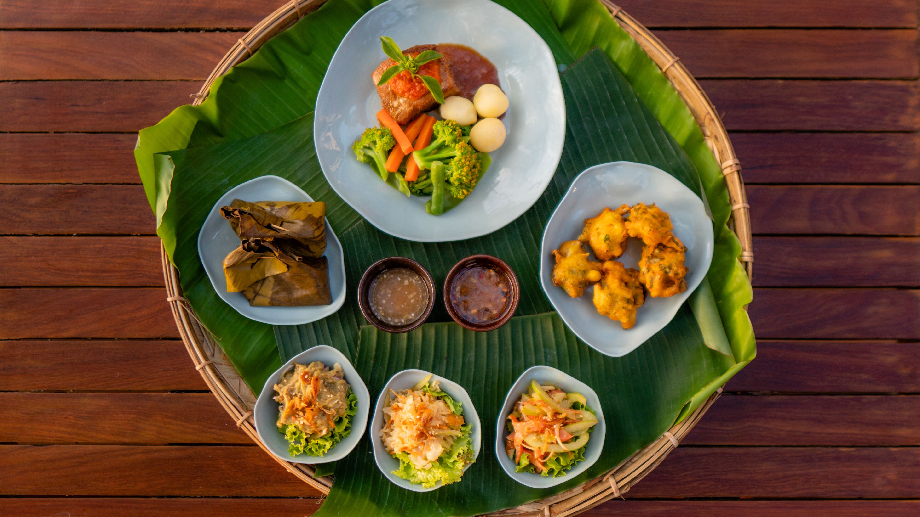 breakfast, lunch, dinner served; international cuisine