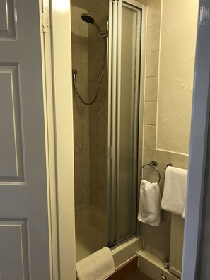Twin Room | Bathroom