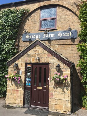 Property entrance - Bridge Farm Hotel (Leeds)