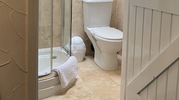 Double Room | Bathroom | Shower, free toiletries, hair dryer, bathrobes