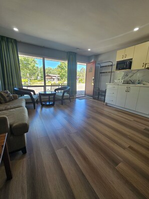 高档床上用品、办公桌、笔记本电脑工作区、遮光窗帘