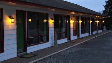 Fassade der Unterkunft – Abend/Nacht