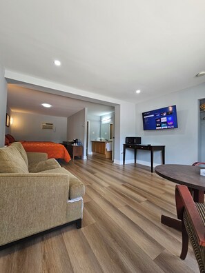 Premium bedding, desk, laptop workspace, blackout curtains - Arrowhead Inn by Baaman's (Huntsville)