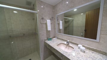 Dutxa, articles de tocador gratuïts, assecador de cabells i tovalloles