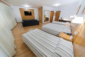 Quarto triplo standard | Frigobar, cofres nos quartos, escrivaninha, cortinas blackout