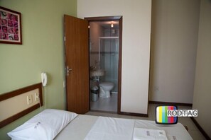 Shower, towels - Hotel Porto da Barra (Salvador)