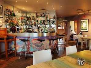 Bar (trong khuôn viên)