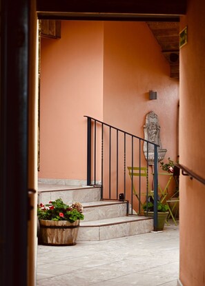 Suite, baño privado | Jardines del alojamiento