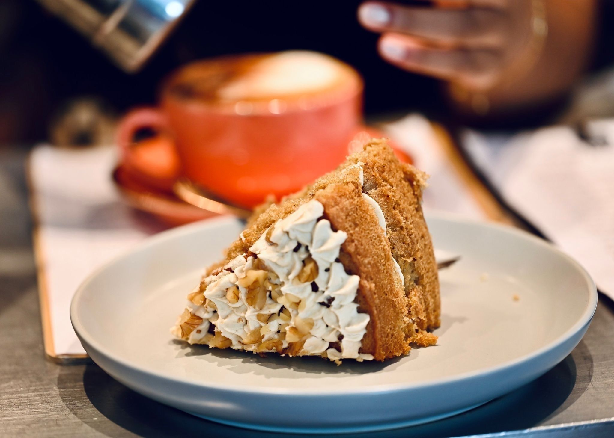 Una porción de pastel con relleno cremoso sobre un plato.