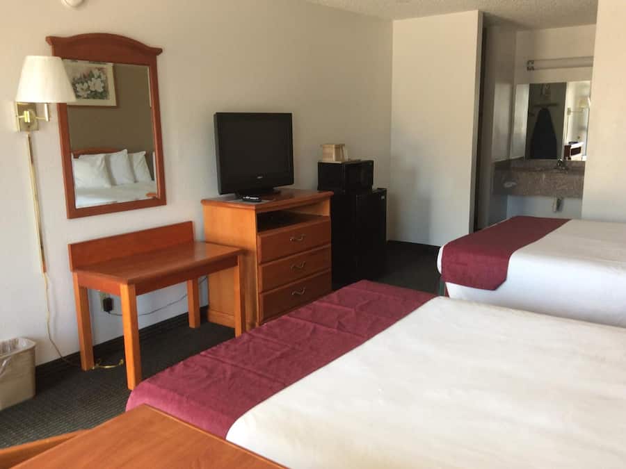 Ropa de cama de alta calidad, escritorio y sistema de insonorización