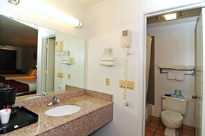 Ducha, secador de pelo y toallas