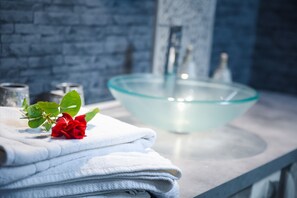 Premium Suite, Hot Tub, Garden View | Bathroom - Les Roses de Montherlant (Saint-Crepin-Ibouvillers)