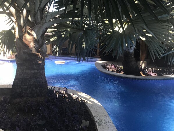 Outdoor pool, free cabanas, pool umbrellas