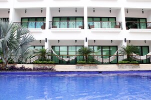 Outdoor pool, free cabanas, pool umbrellas