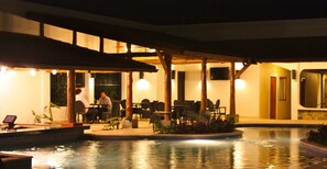 Outdoor pool, free cabanas, pool umbrellas - Hotel Gran David (Santiago)