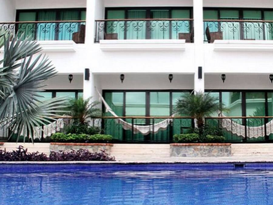 Una piscina al aire libre, cabañas de piscina gratuitas, sombrillas