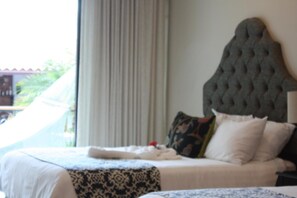 In-room safe, desk, laptop workspace, free WiFi - Hotel Gran David (Santiago)