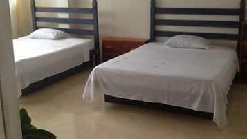 Habitación cuádruple, vista a la montaña | Tabla de planchar con plancha y wifi gratis