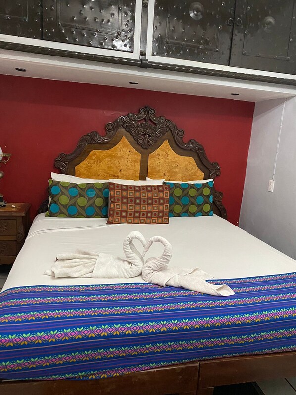 Standard Room (1 King Size) | Desk, free cribs/infant beds, rollaway beds, free WiFi