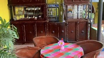 Menyajikan masakan Meksiko