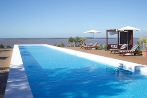 Outdoor pool, pool loungers - Casa Chic Carmelo (Nueva Palmira)