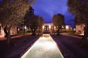 Front of property – evening/night - Casa Chic Carmelo (Nueva Palmira)