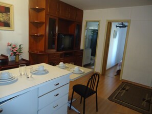 Kühlschrank, Herdplatte, Kochgeschirr/Geschirr/Besteck