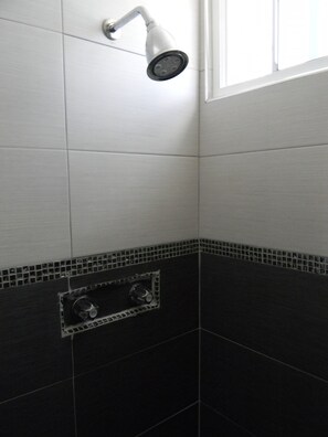 Bathroom shower - Hotel Plaza Hermosa (Tijuana)