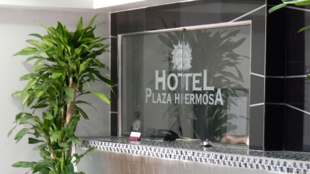 Una mesa de recepción con un letrero que dice "HOTEL Plaza Hiermosa".