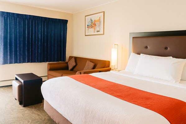 1 غرفة نوم ومكتب ومساحة عمل للكمبيوتر المحمول ومكواة/لوح كي