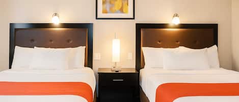 Chambre, 2 grands lits, accessible aux personnes à mobilité réduite, four à micro-ondes | 1 chambre, bureau, espace de travail pour ordinateur portable