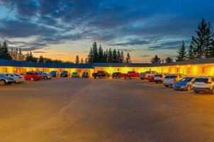 Fachada de la propiedad por la tarde o noche