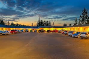 Façana frontal de l'allotjament (vespre/nit)