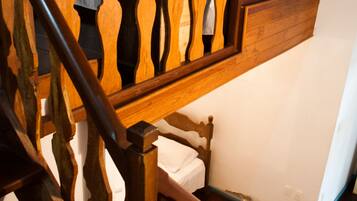 Quarto triplo standard | Frigobar, Wi-Fi de cortesia, roupa de cama