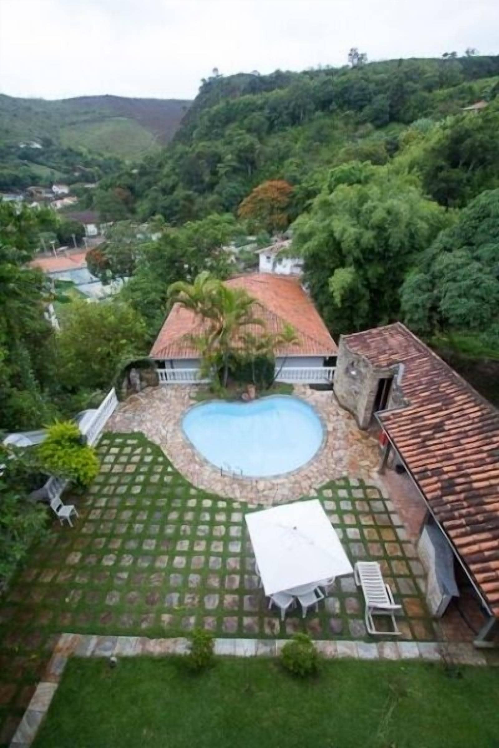 Hồ bơi ngoài trời, ghế dài tắm nắng 