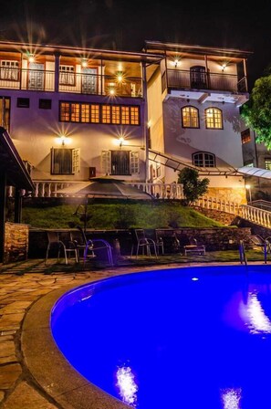 Outdoor pool, pool loungers - Pousada Arcádia Mineira (Ouro Preto)