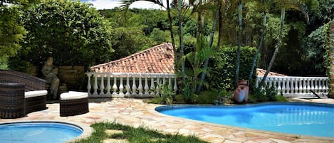 Una piscina al aire libre, tumbonas