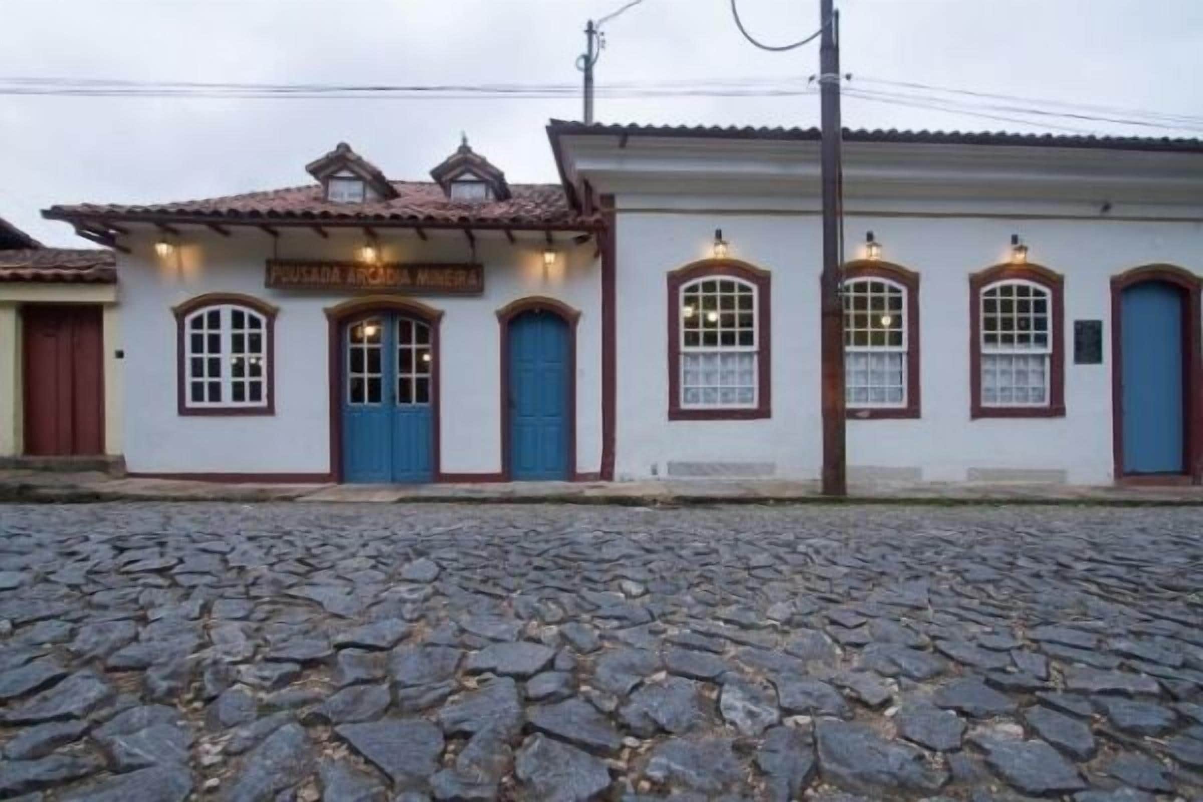 Un edificio con una calle adoquinada en primer plano.