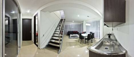 Sviitti | Yksityinen keittiö | Jääkaappi, mikroaaltouuni, liesi, astianpesukone