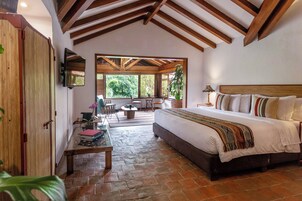 Lakosztály | Prémium ágynemű, pehelypaplan, minibár és széf a szobában