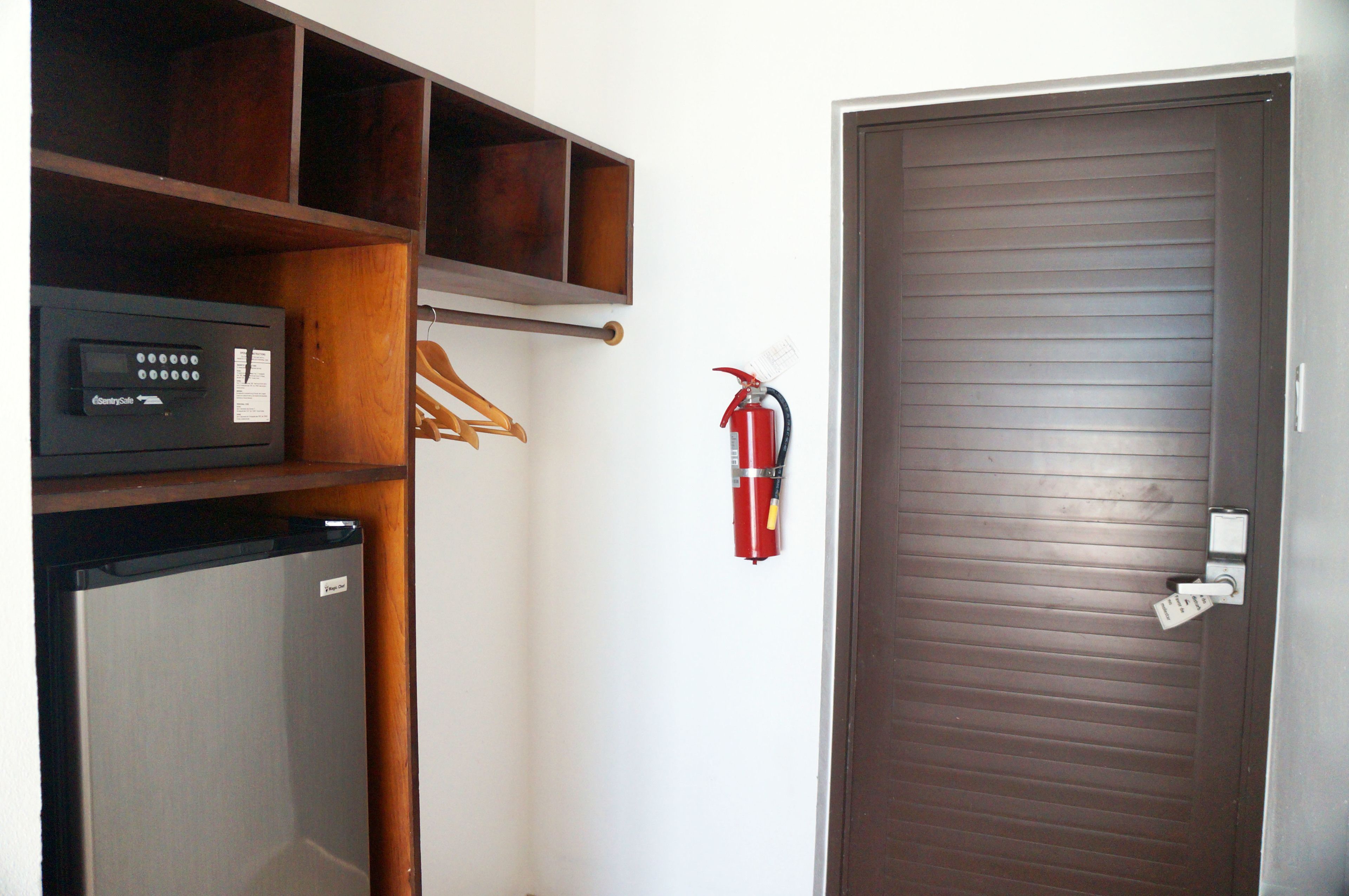 room, ocean view | mini fridge