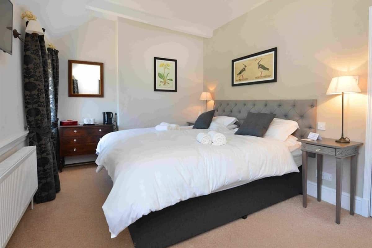 Chambre supérieure double, salle de bain attenante, vue sur le jardin (Available as Twin)